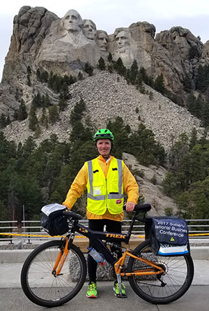 Matt Carpenter and his Trek Y5 in front of Mount Rushmore